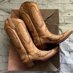 NWT Size 7 but fit like a 6.5 - Circle G Light Brown Cowboy Boots. Beautiful